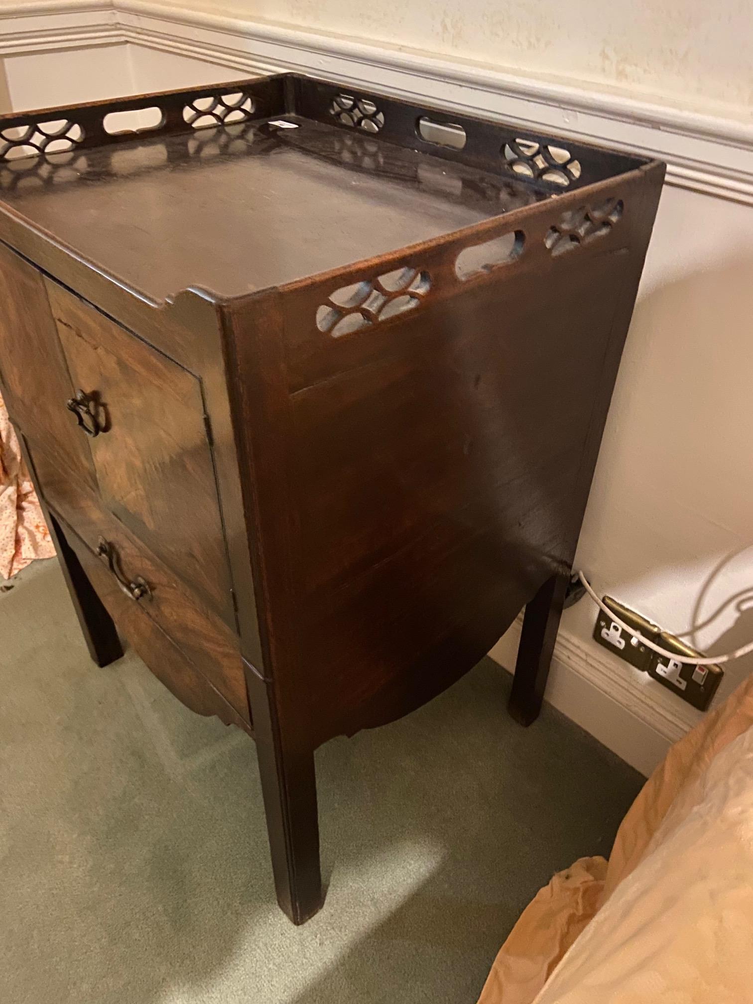 A George III period mahogany tray top Bedside Cupboard, with three-quarter chinoiserie pierced - Bild 3 aus 8