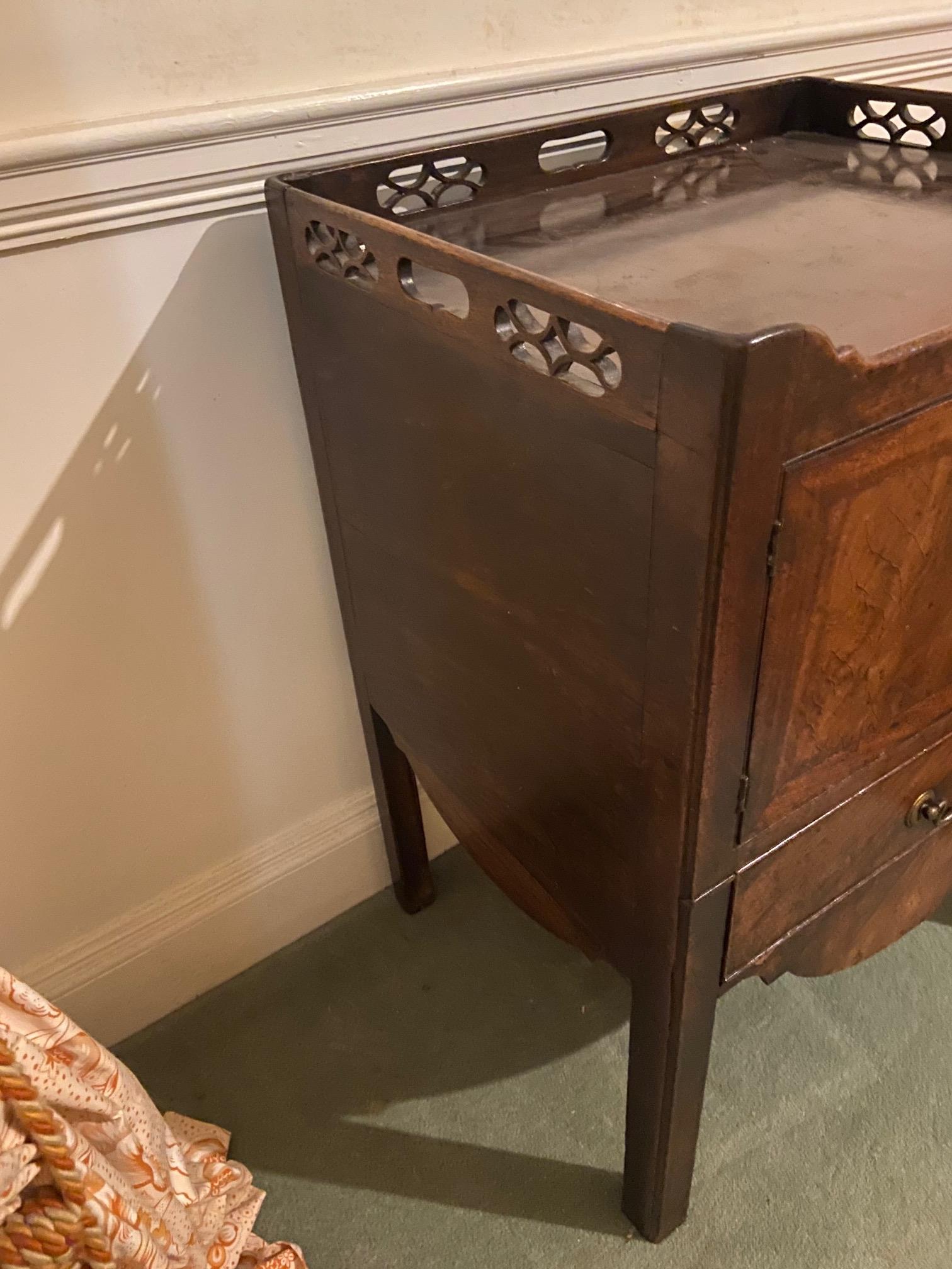 A George III period mahogany tray top Bedside Cupboard, with three-quarter chinoiserie pierced - Bild 2 aus 8