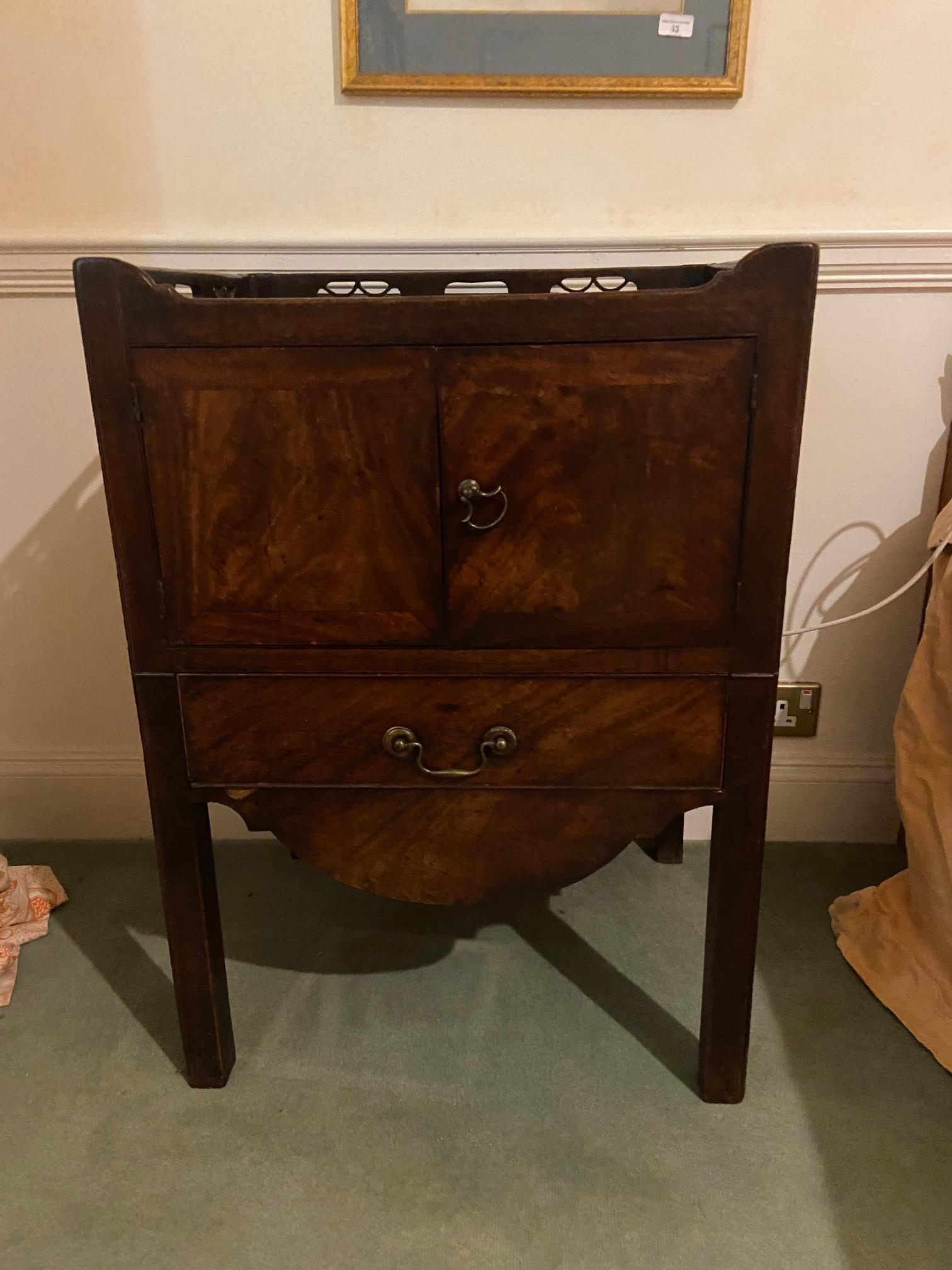 A George III period mahogany tray top Bedside Cupboard, with three-quarter chinoiserie pierced - Bild 6 aus 8