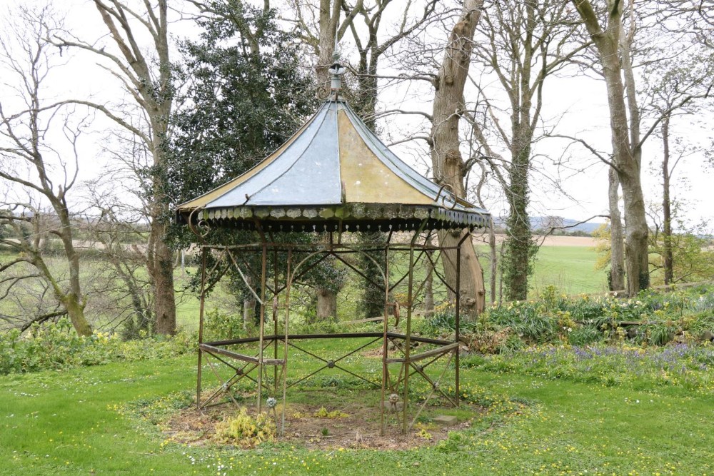 An attractive hexagonal shaped wrought iron Garden Gazebo, with galvanised domed roof, some - Bild 4 aus 24