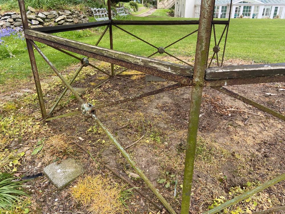 An attractive hexagonal shaped wrought iron Garden Gazebo, with galvanised domed roof, some - Bild 21 aus 24