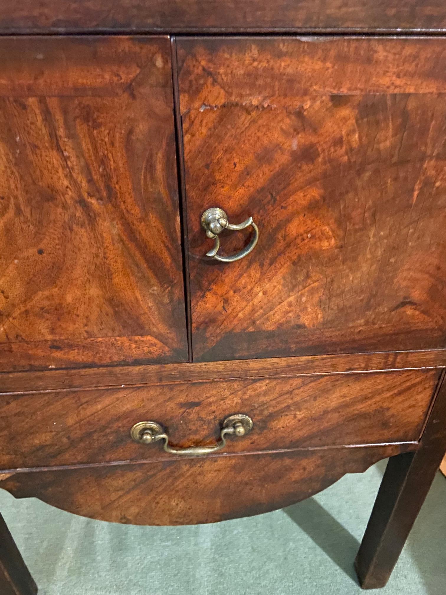 A George III period mahogany tray top Bedside Cupboard, with three-quarter chinoiserie pierced - Bild 7 aus 8