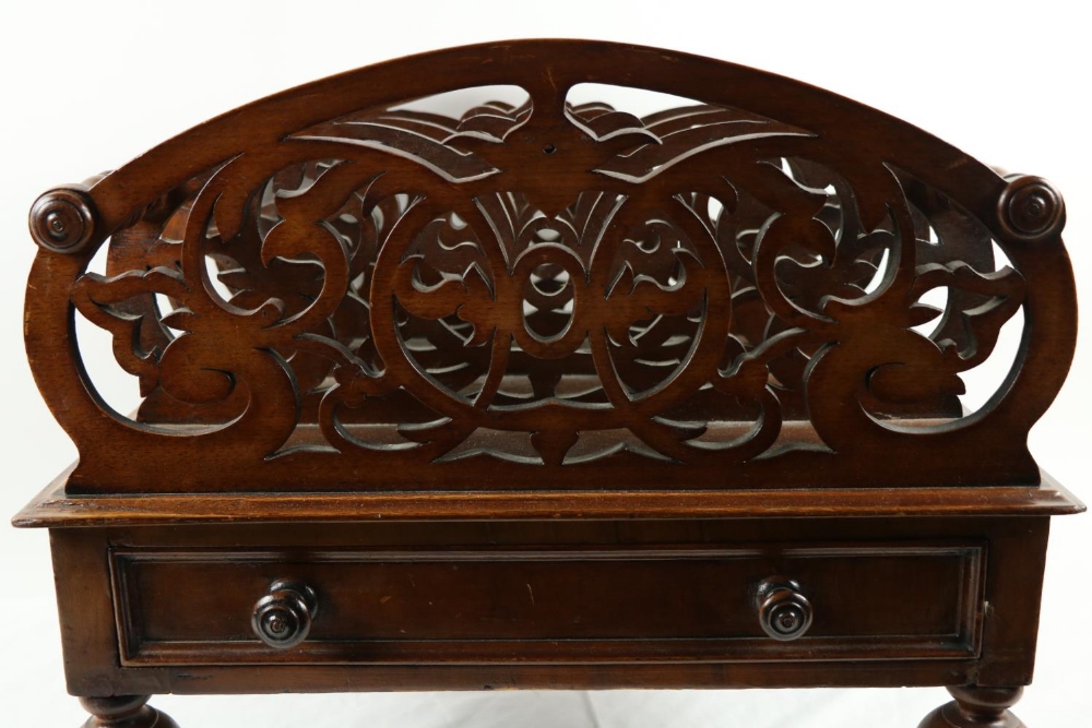A Victorian walnut Canterbury, with pierced and arched dividing panels united by turned rails - Bild 2 aus 3