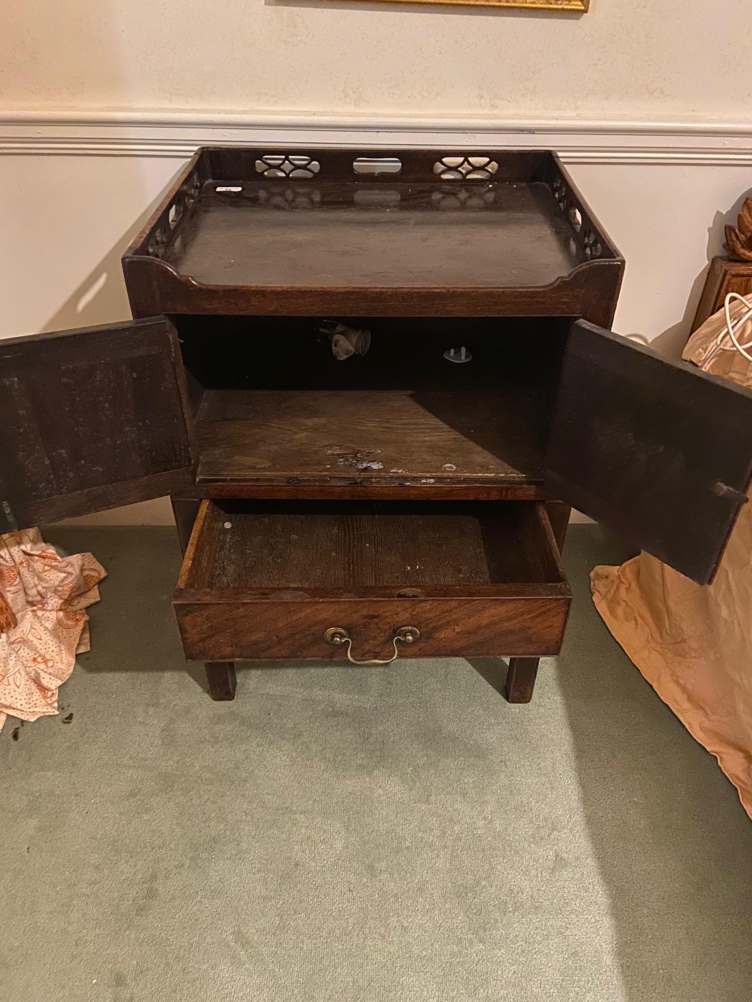 A George III period mahogany tray top Bedside Cupboard, with three-quarter chinoiserie pierced - Bild 4 aus 8