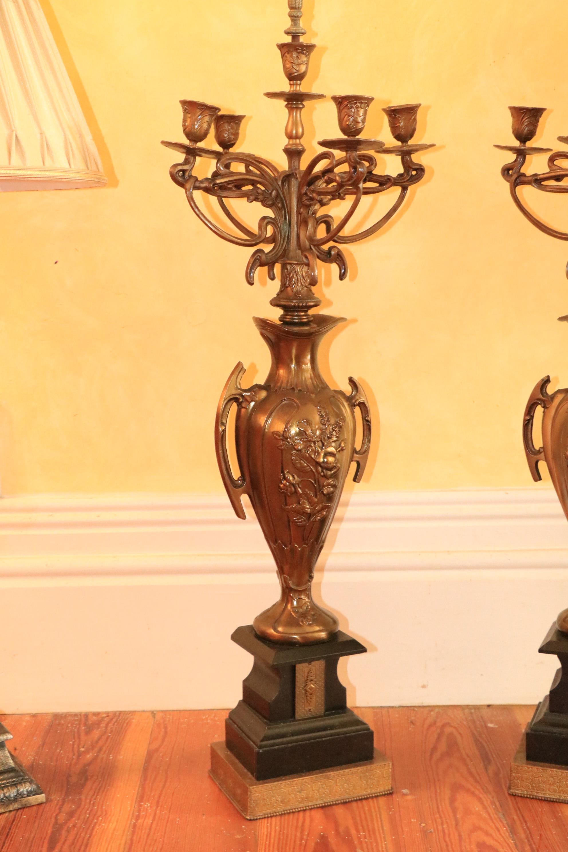 A pair of composition figural column Table Lamps, each surmounted with a female or male bust, with - Image 2 of 4