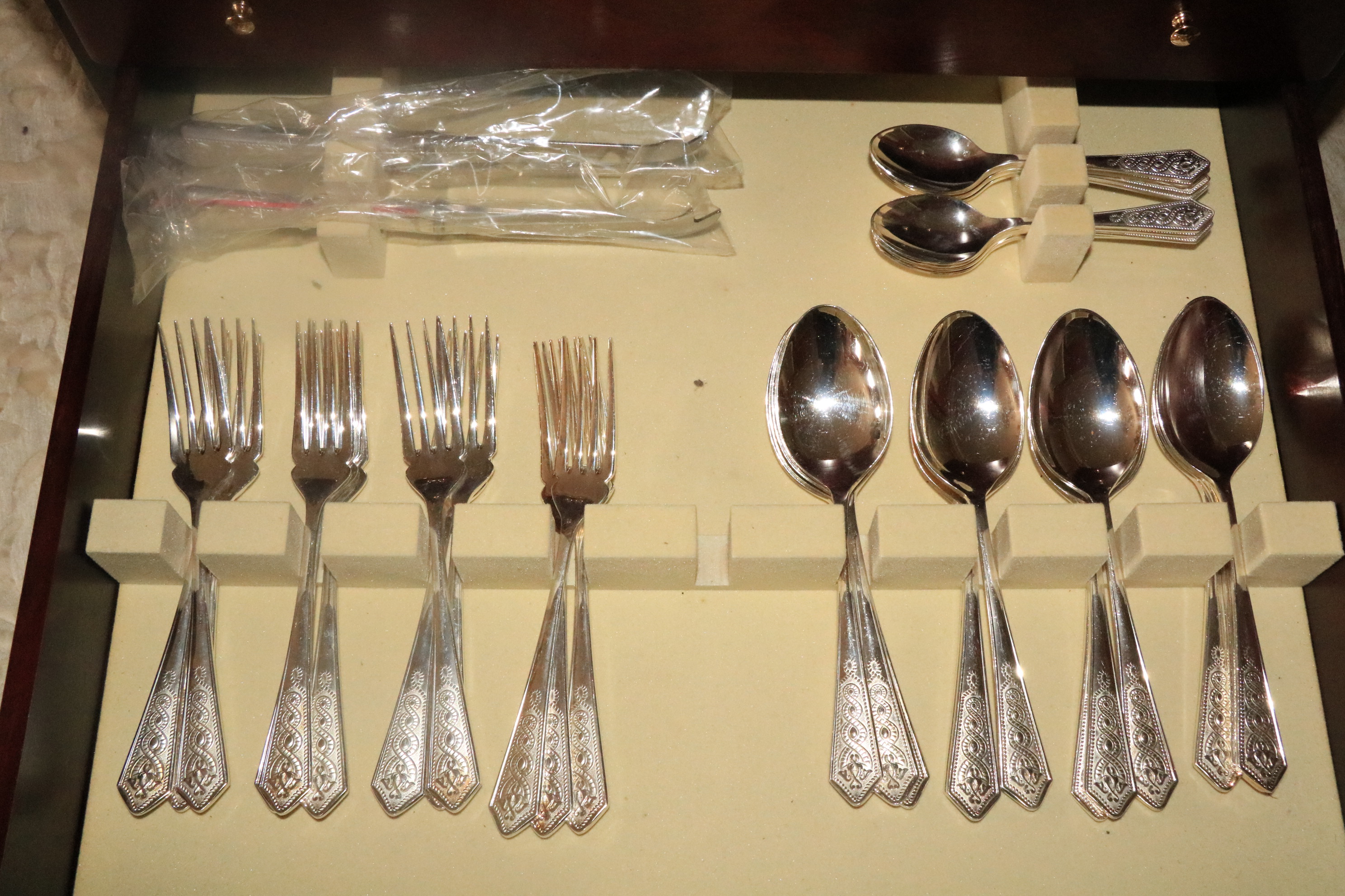 An important large Newbridge sterling silver Canteen of Cutlery, 12 place setting, approx. 146 - Image 5 of 7