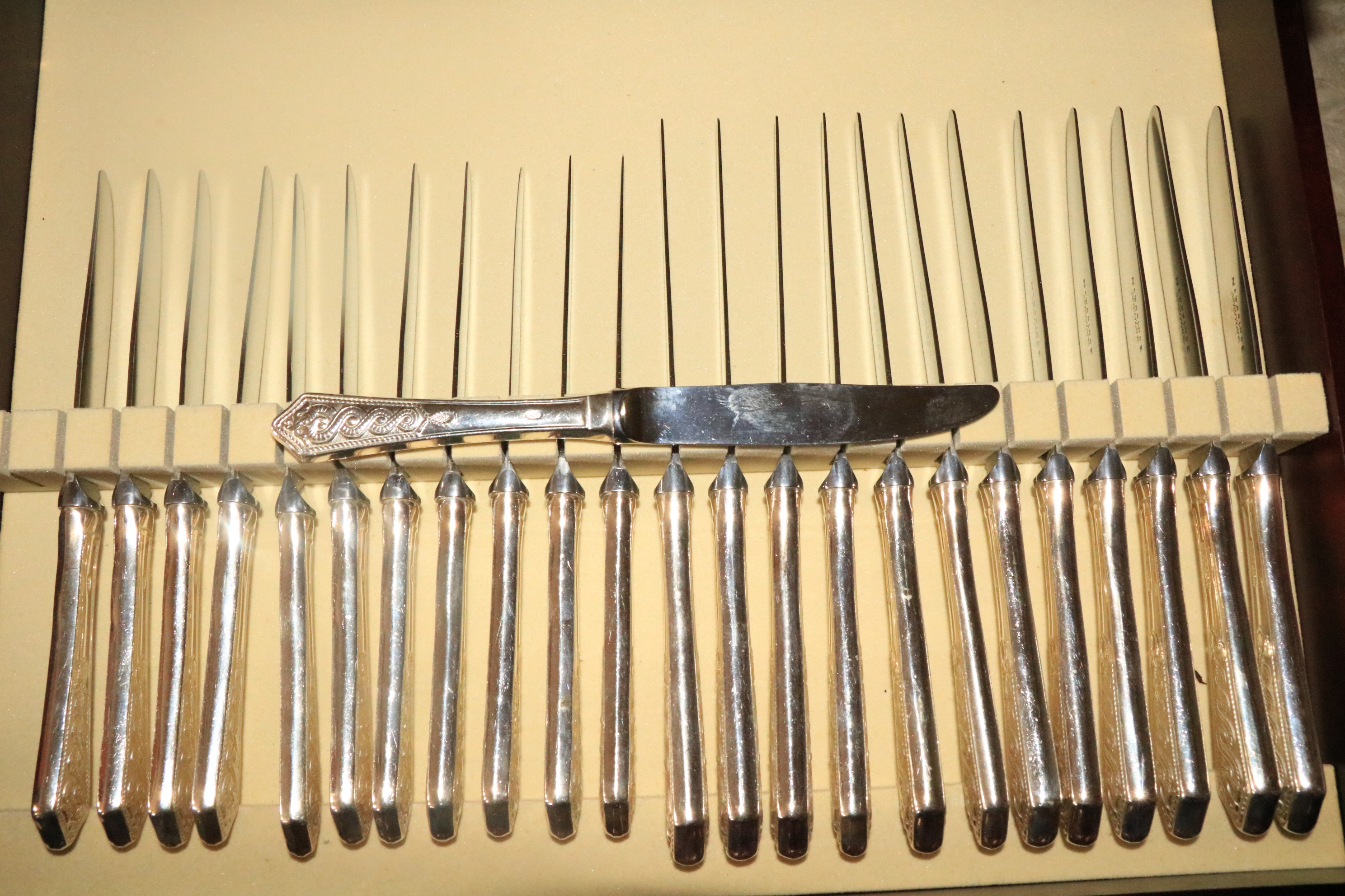 An important large Newbridge sterling silver Canteen of Cutlery, 12 place setting, approx. 146 - Image 3 of 7