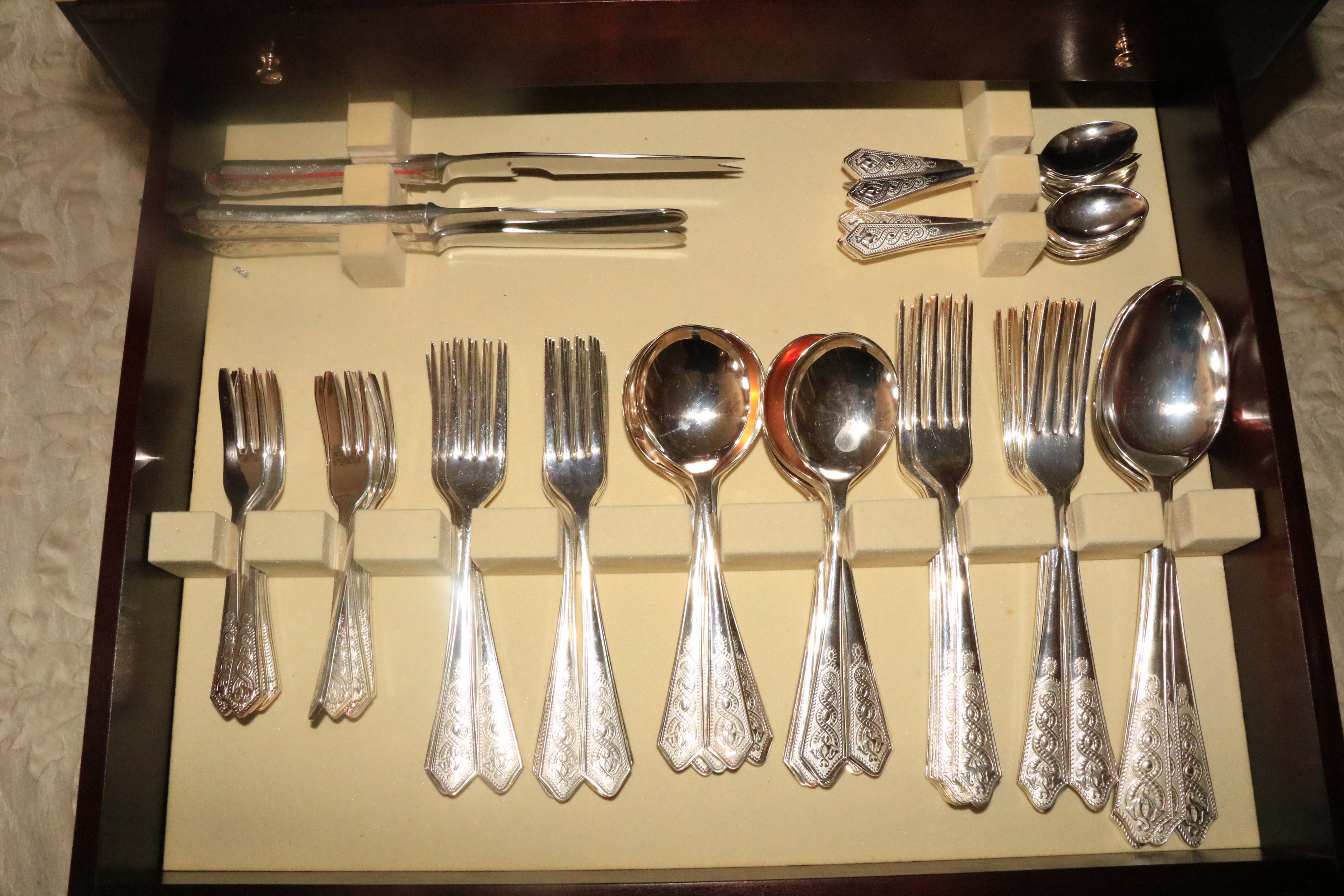 An important large Newbridge sterling silver Canteen of Cutlery, 12 place setting, approx. 146 - Image 4 of 7