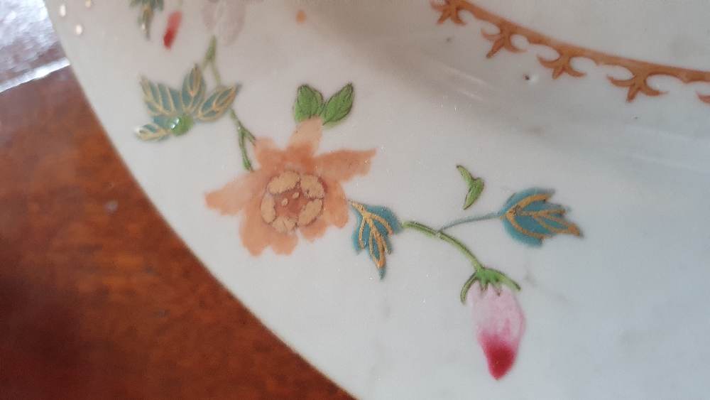 An 18th Century Chinese Famille Rose Platter, decorated with colourful flowers, with fleur de lys - Image 5 of 7