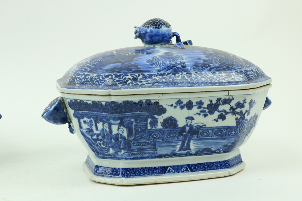 A Chinese blue and white Nankin Tureen and Cover, decorated with lake scene, with pomegranate finial - Image 5 of 6