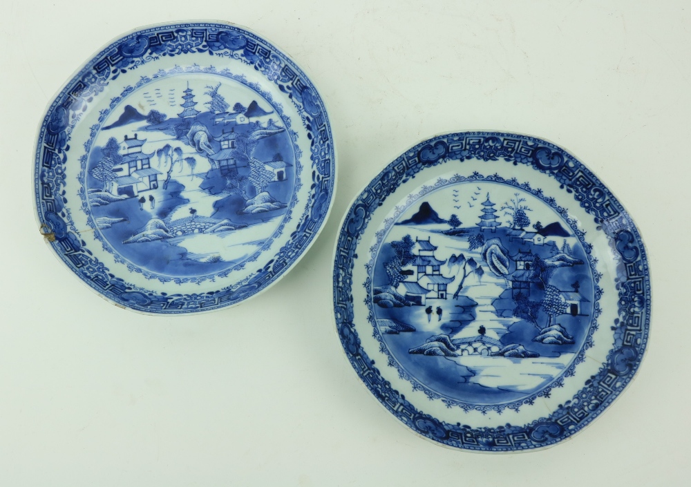A pair of Kangshi blue and white Chinese porcelainÿDishes, each decorated with figures and