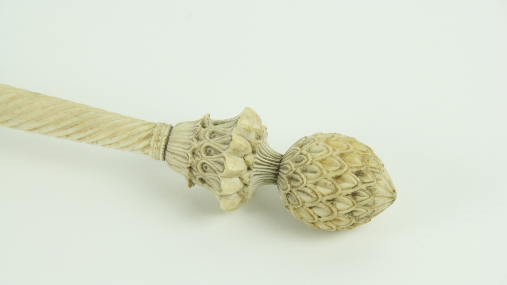 A very fine early 19th Century Indian intricately carved large ivory Fly-Swat,ÿthe 37cms (14 1/2") - Image 4 of 10