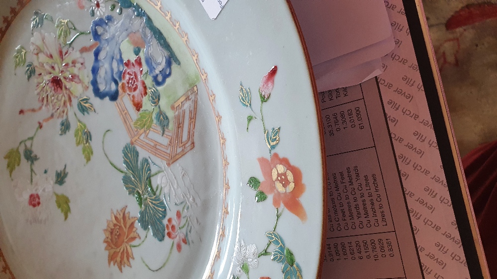 An 18th Century Chinese Famille Rose Platter, decorated with colourful flowers, with fleur de lys - Image 6 of 7