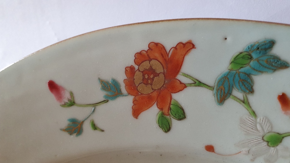 An 18th Century Chinese Famille Rose Platter, decorated with colourful flowers, with fleur de lys - Image 4 of 7