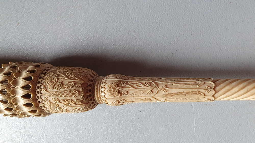 A very fine early 19th Century Indian intricately carved large ivory Fly-Swat,ÿthe 37cms (14 1/2") - Image 8 of 10