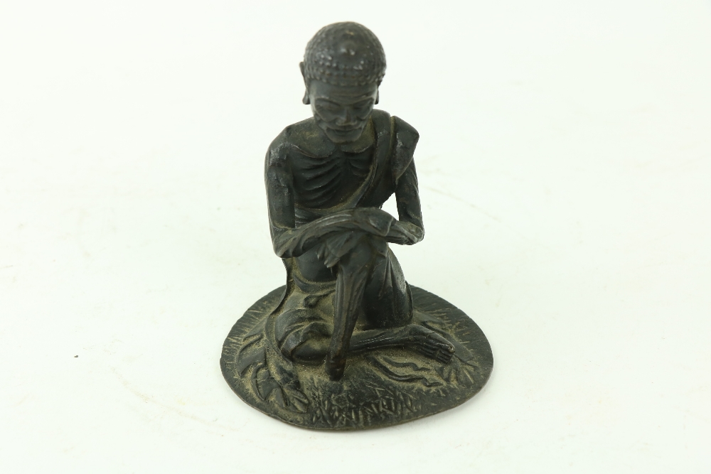 An early Chinese or Tibetanÿbronze Figure, of a seated Buddha with hands resting on left knee, 4 3/ - Image 2 of 8