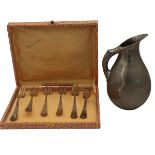 LOTTO DI UNA BROCCA E UN SET DI FORCHETTE - LOT OF A JUG AND A SET OF FORKS