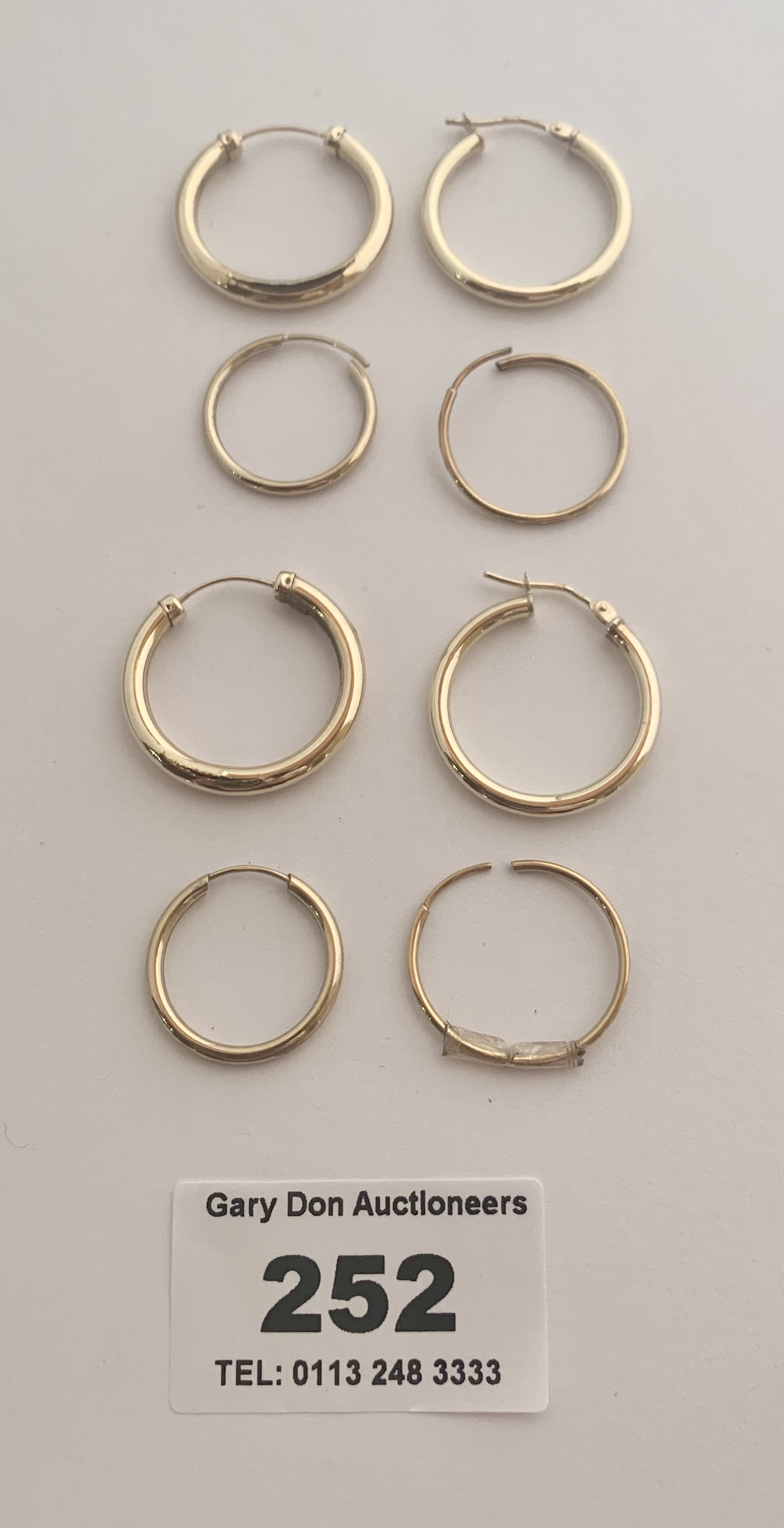 4 pairs of 9k gold hoop earrings, total w: 3.6 gms