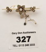 15k gold flower and pearl brooch, 2” (5cm) length, w: 4.8 gms.