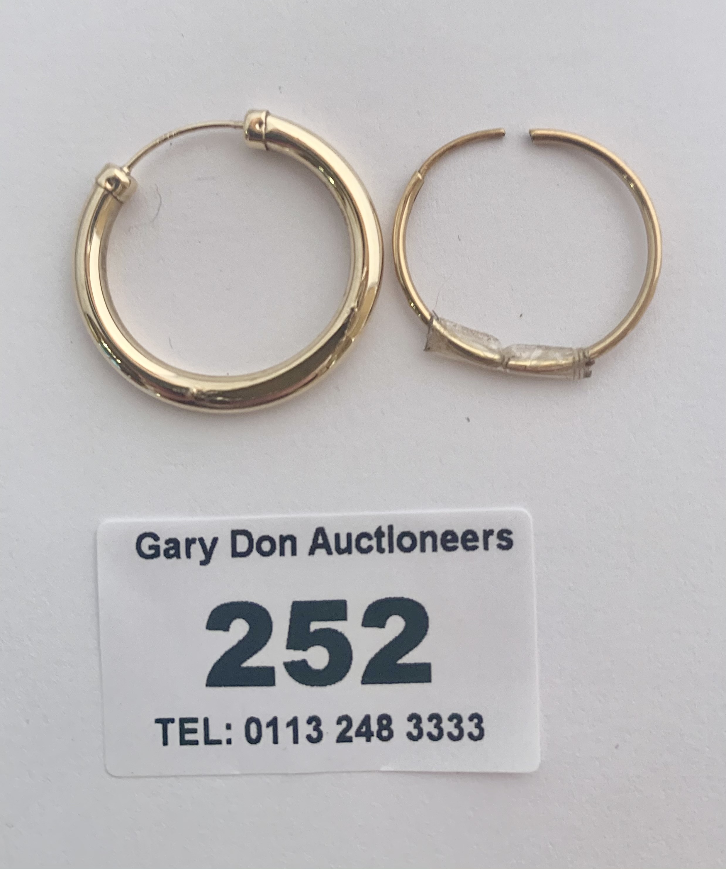 4 pairs of 9k gold hoop earrings, total w: 3.6 gms - Image 2 of 2