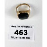9k gold signet ring with black stone, w: 5 gms, size S