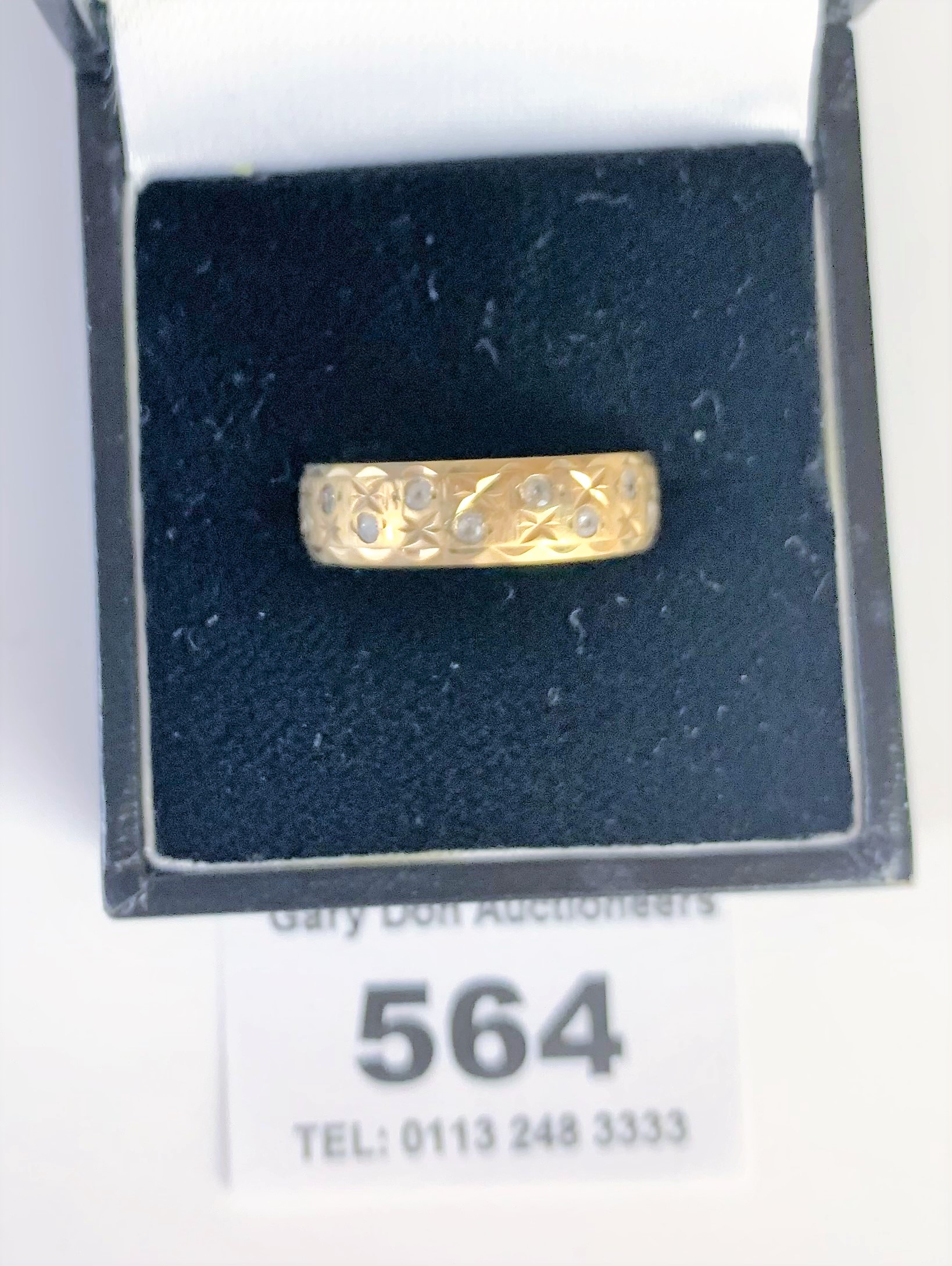 9k gold wedding band with diamond chips, w: 3.2 gms, size Q/R - Image 3 of 4