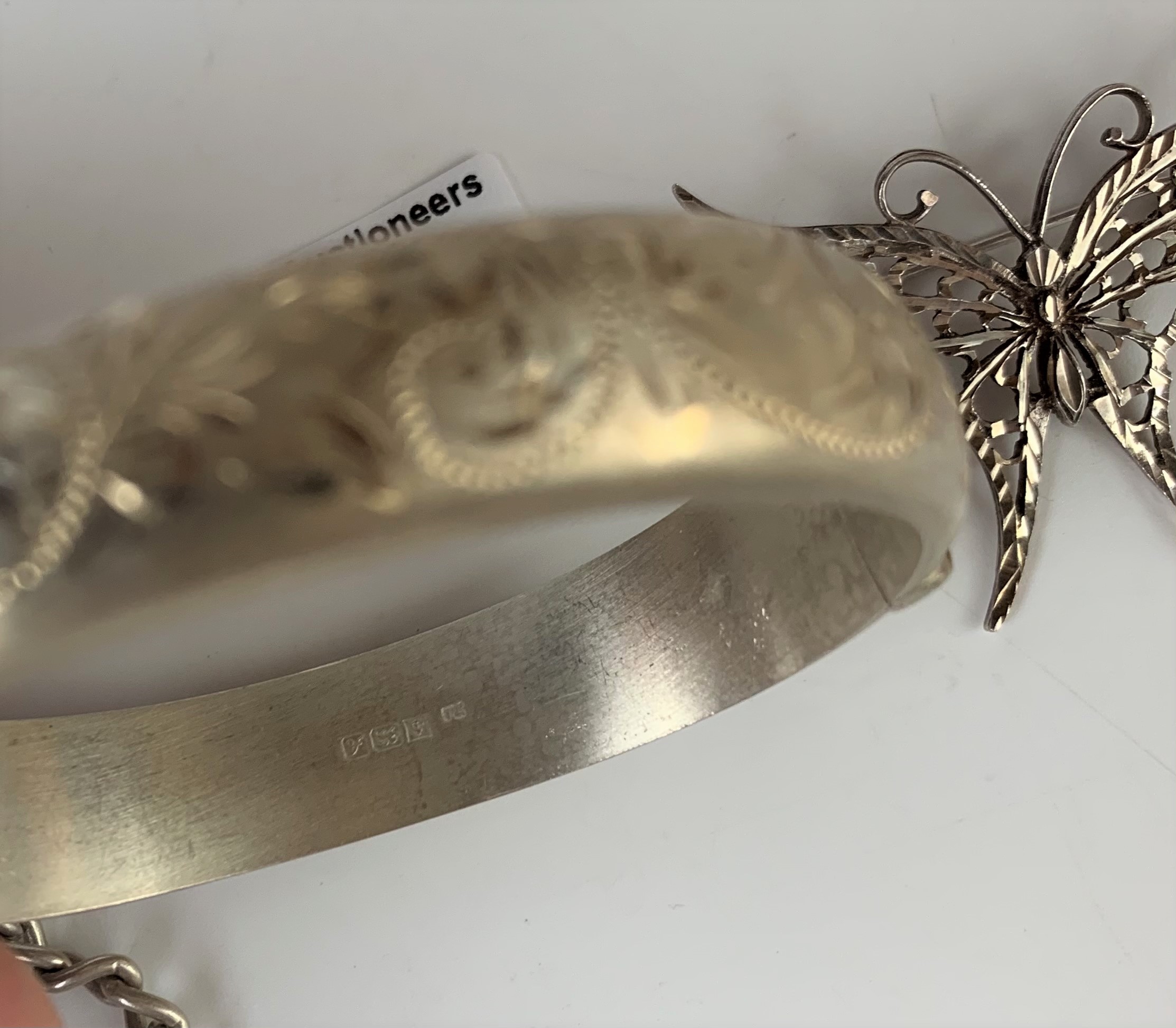 2 silver bangles, silver bracelet and silver butterfly brooch, total w: 1.9 ozt - Image 4 of 5