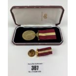 Boxed Peace medal 1945 with matching miniature medal