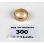 9k gold wedding band, size N, w: 4.3 gms