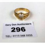 18k gold ring with missing stone, size R, w: 5.6 gms