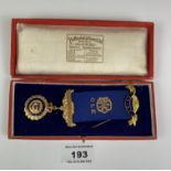 Boxed 9k gold Masonic medal, w: 18.6 gms
