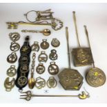 Quantity of brassware including 3 chestnut roasters, toasting fork, spoon, horse brasses and keys