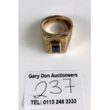 9k gold gents ring with green stone, size Q, w: 13.5 gms