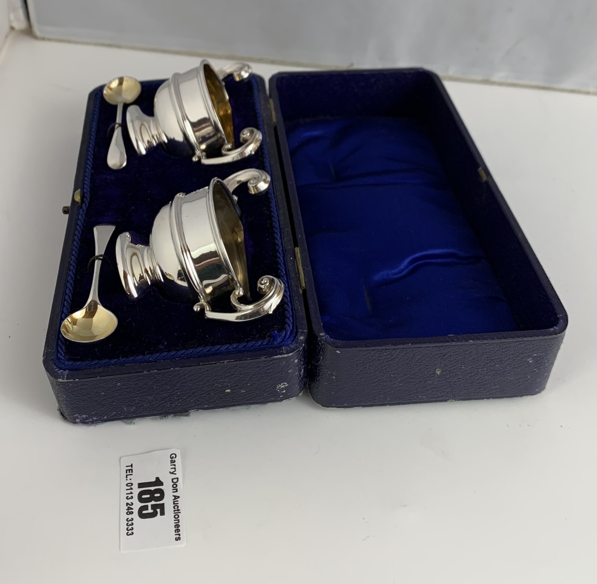 Cased pair of silver salts with spoons, Birmingham 1909, total w: 2.13 ozt - Image 2 of 7