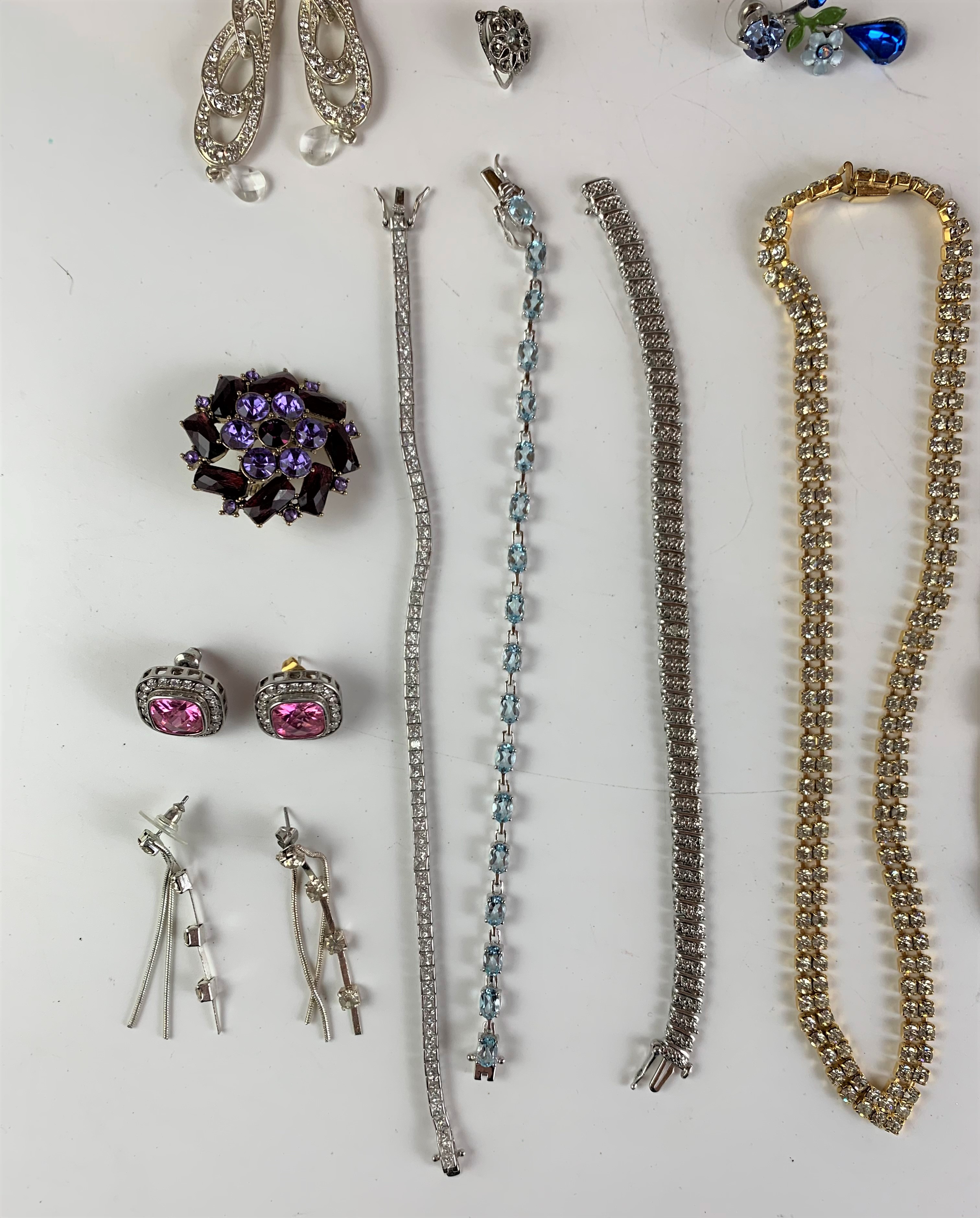 Bag of assorted dress jewellery including necklaces, earrings, brooches, ring etc. - Image 2 of 6