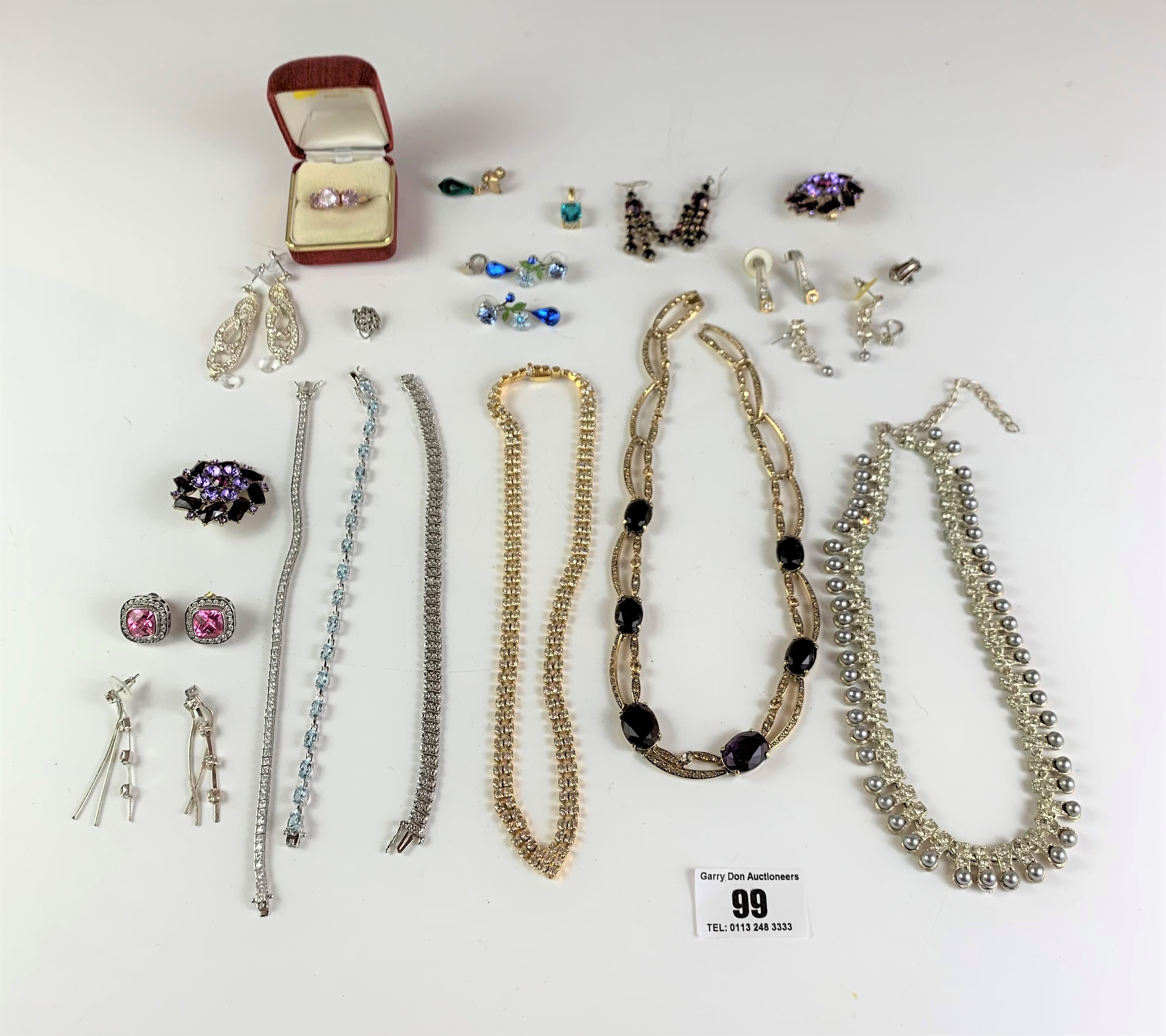 Bag of assorted dress jewellery including necklaces, earrings, brooches, ring etc. - Image 6 of 6