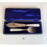 Cased silver fish knife and fork servers with mother of pearl handles, Sheffield 1934. Total w: 8.