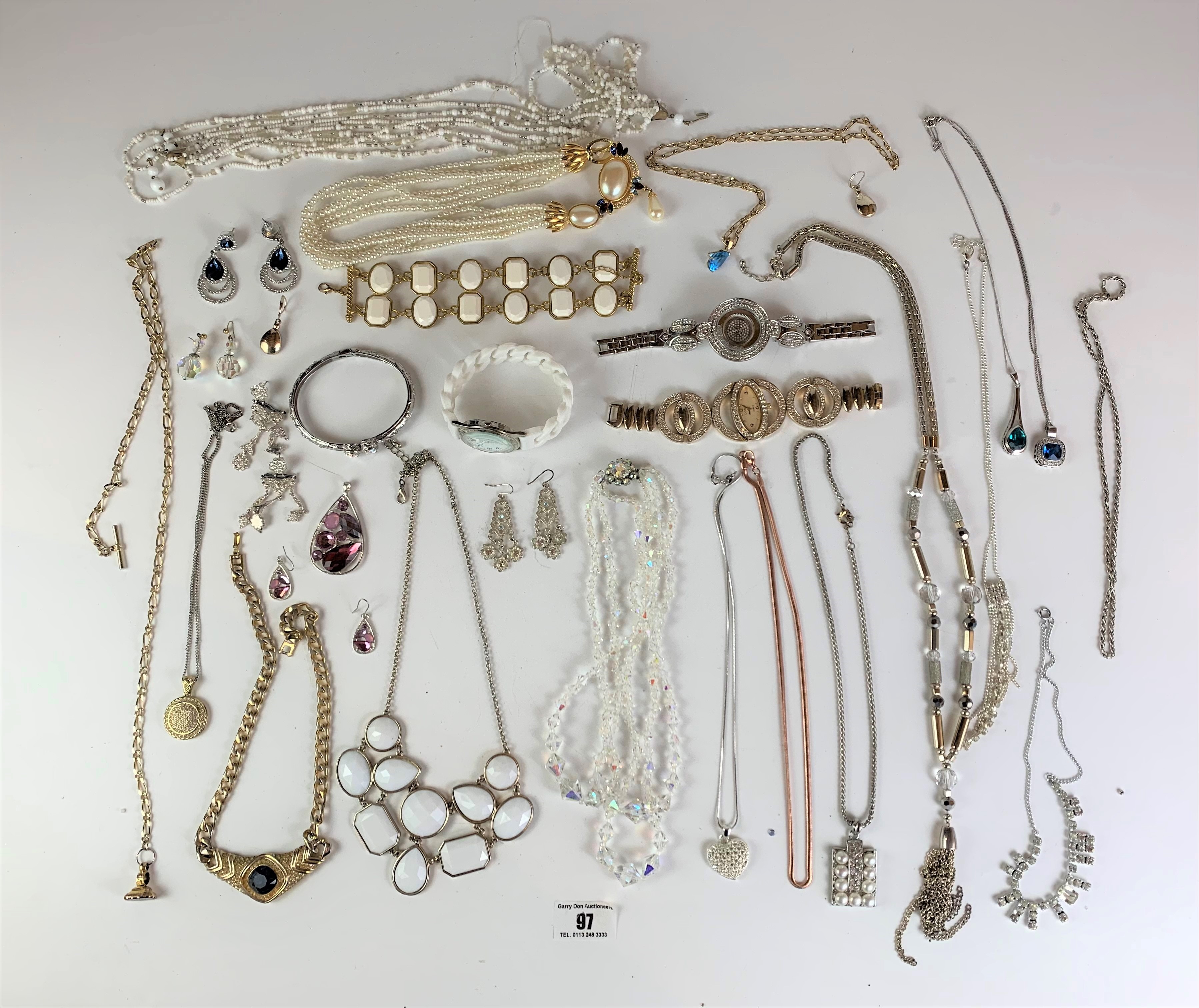 Large bag of assorted dress jewellery including necklaces, bracelets, earrings, etc.