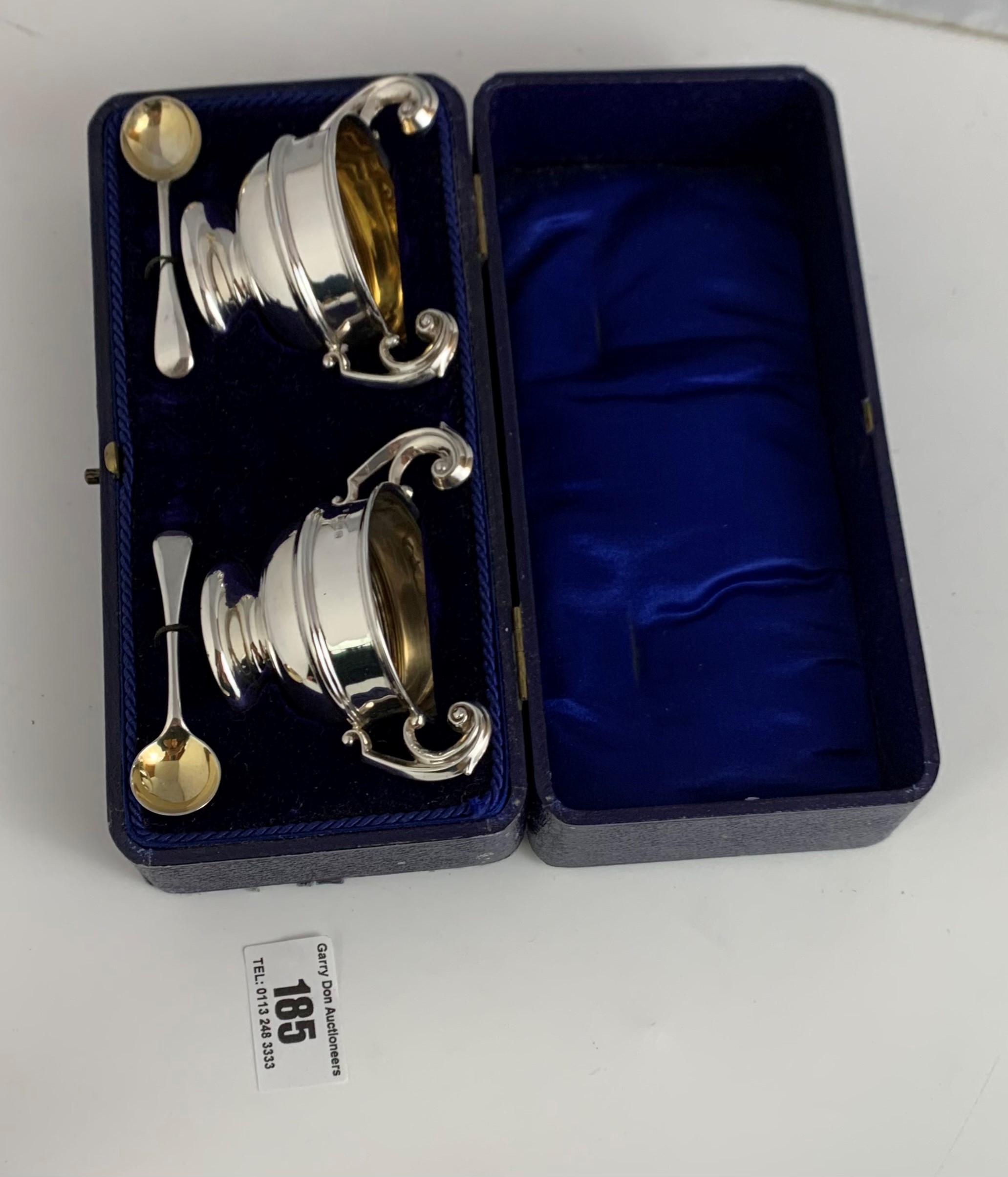 Cased pair of silver salts with spoons, Birmingham 1909, total w: 2.13 ozt