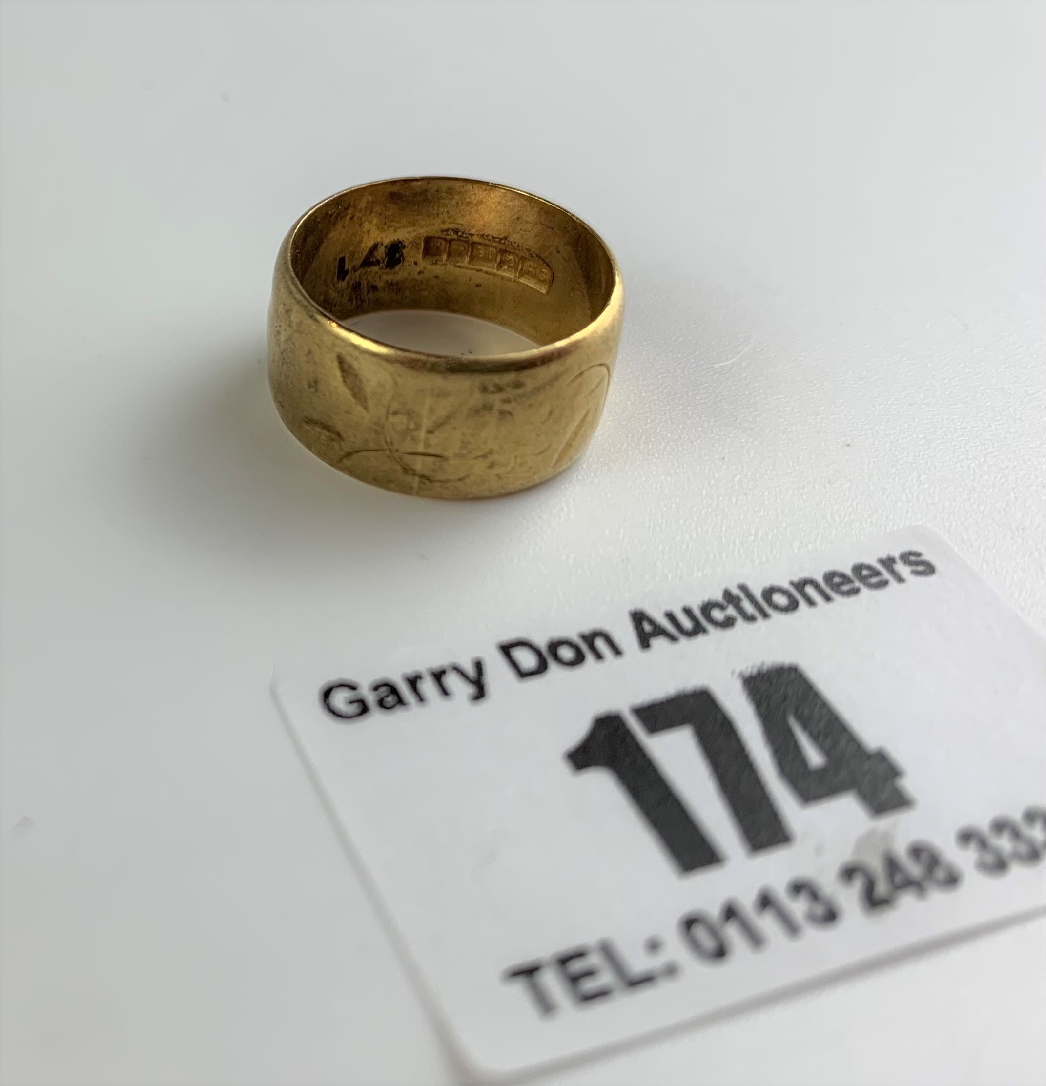 18k gold engraved wedding band, size J, w: 5.5 gms - Image 3 of 5