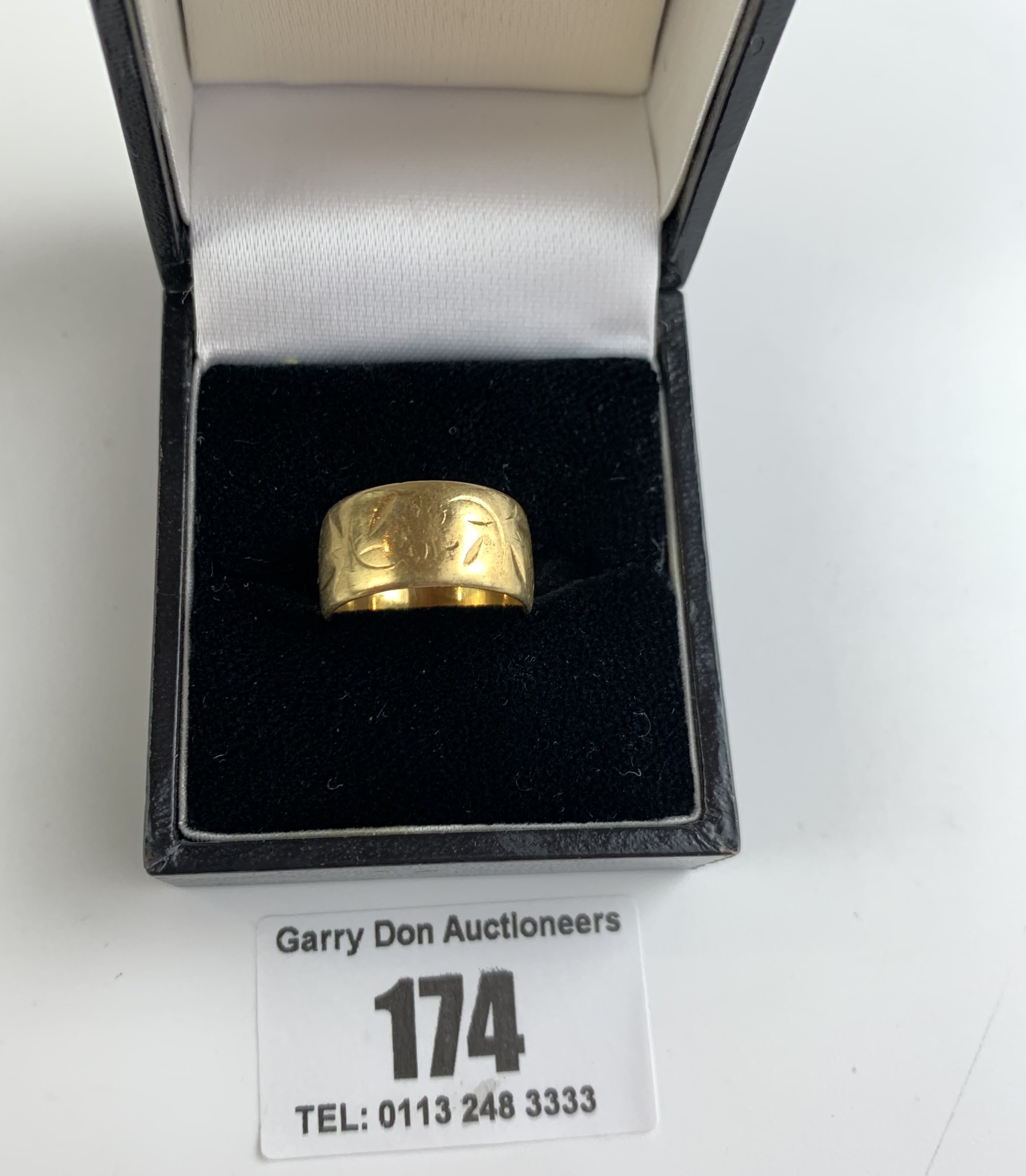 18k gold engraved wedding band, size J, w: 5.5 gms - Image 5 of 5