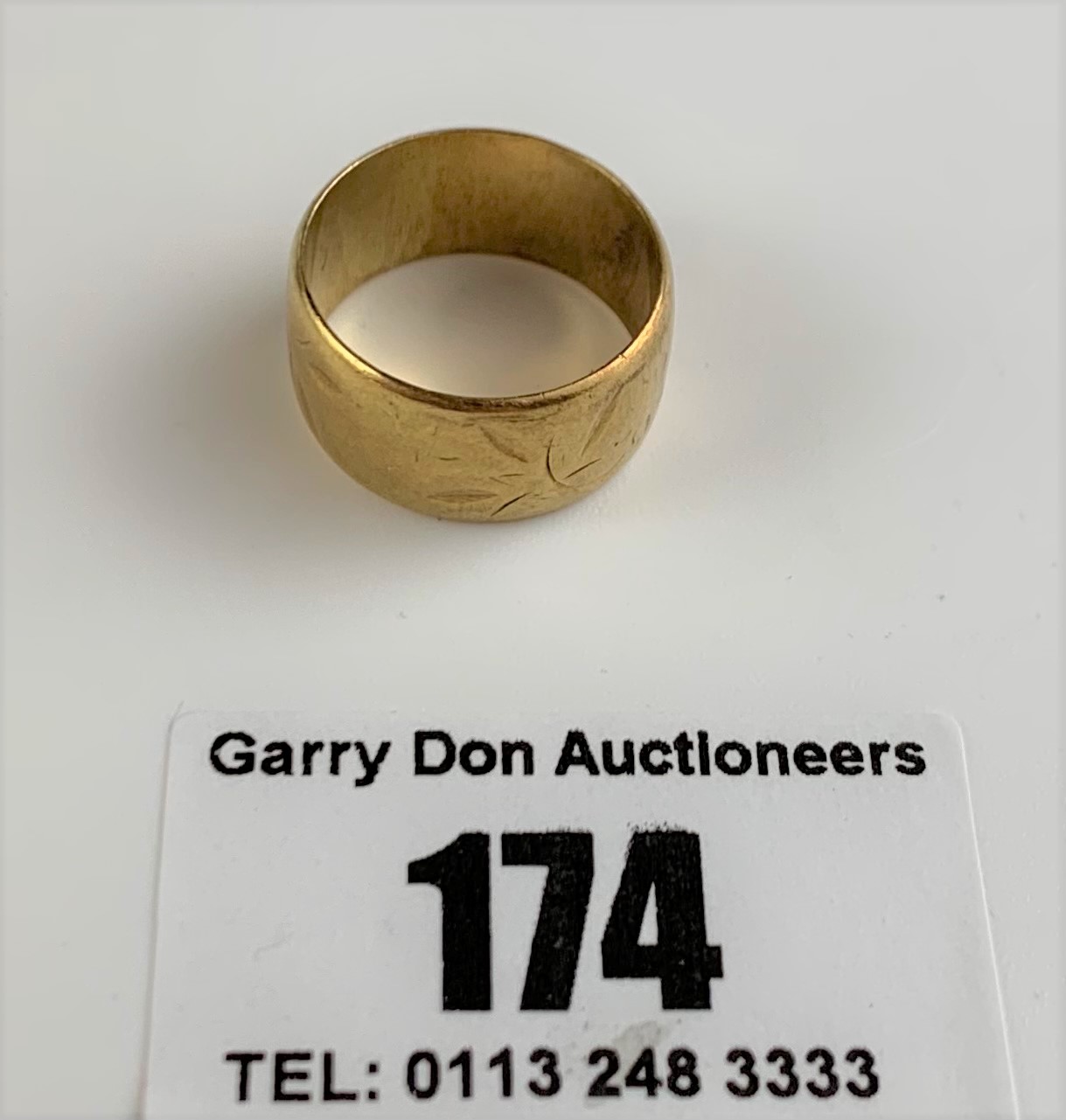 18k gold engraved wedding band, size J, w: 5.5 gms