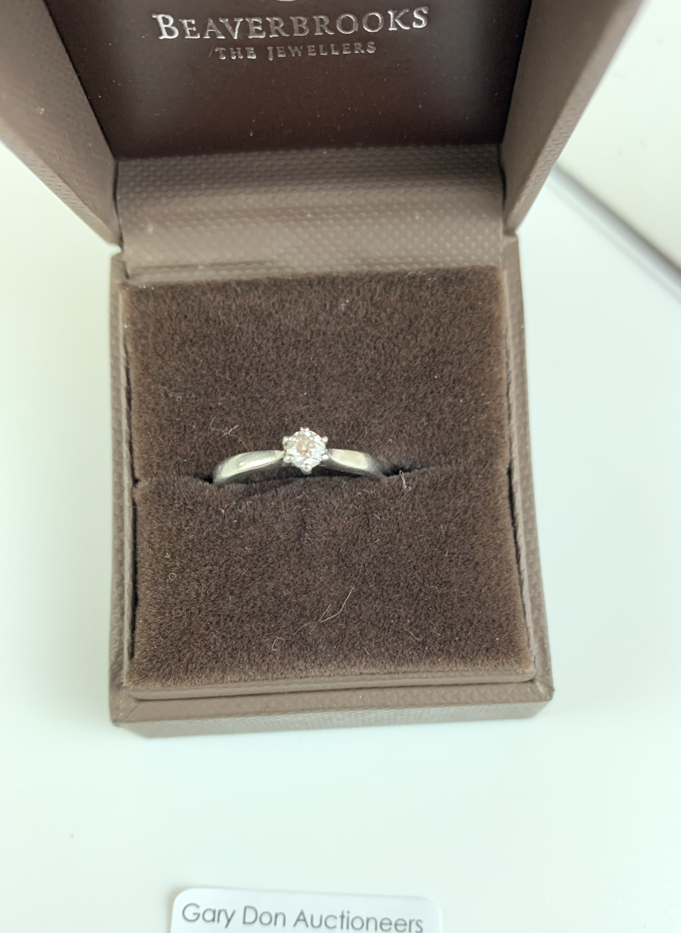 Platinum and diamond engagement ring with certificate. Carat w: 0.15, clarity SI1, cut round - Image 3 of 7