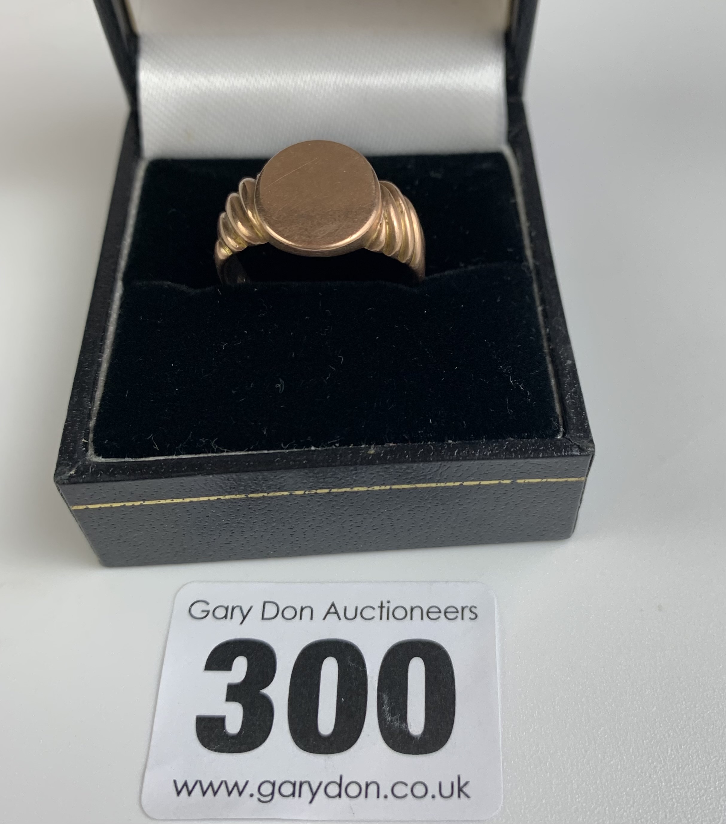 9k gold signet ring, size P, w: 6.1 gms