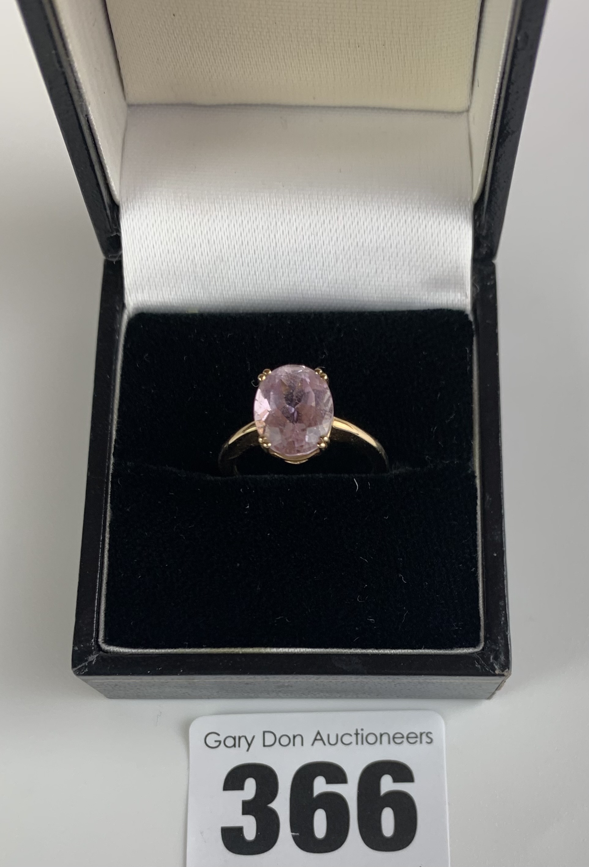 10k gold ring with pale pink stone, size J, w: 2.2 gms