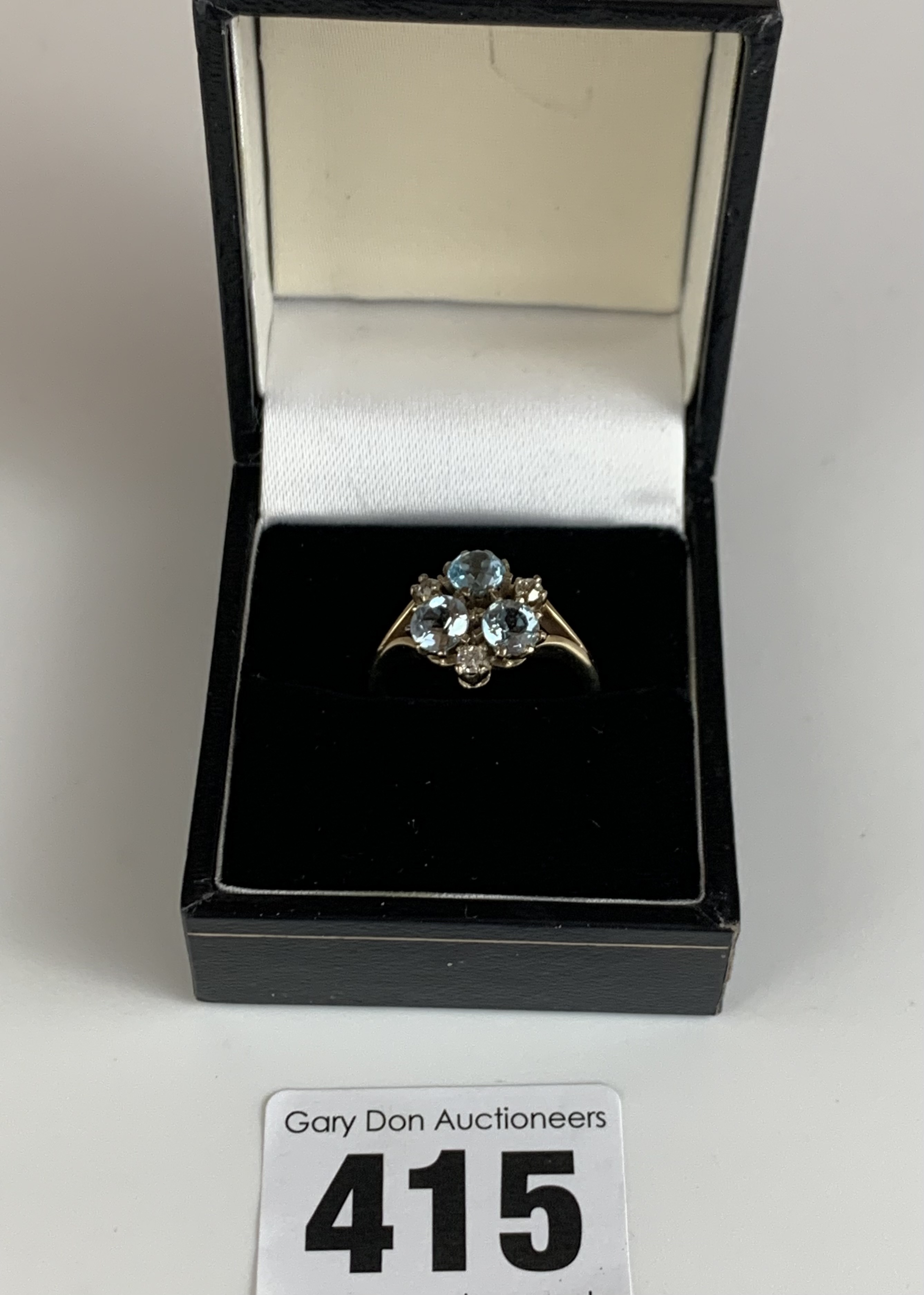 9k gold ring with light blue stones, size O, w: 4.2 gms