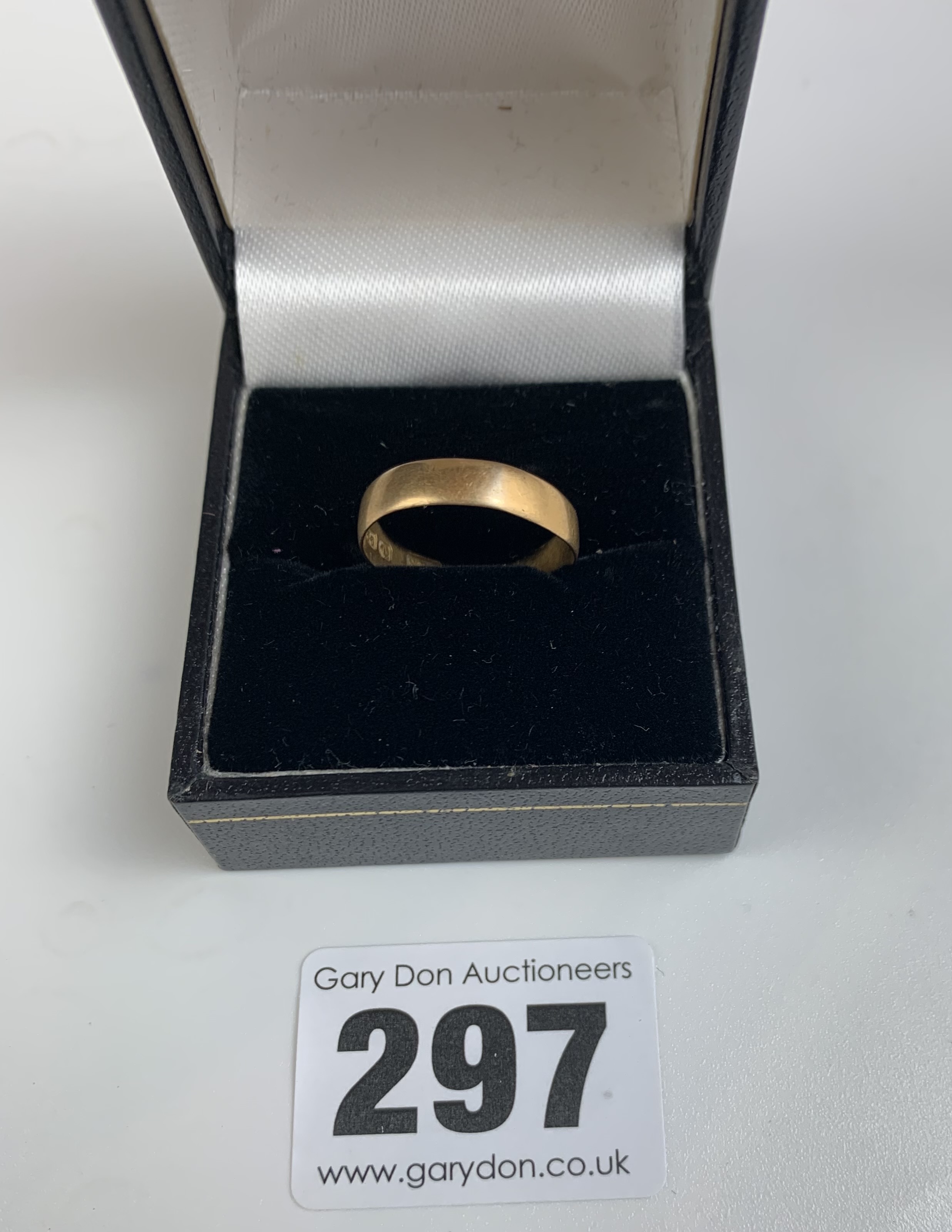 22k gold wedding band, size L, w: 1.6 gms