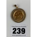 Half sovereign 1982 in 9k gold pendant mount, total w: 6.5 gms
