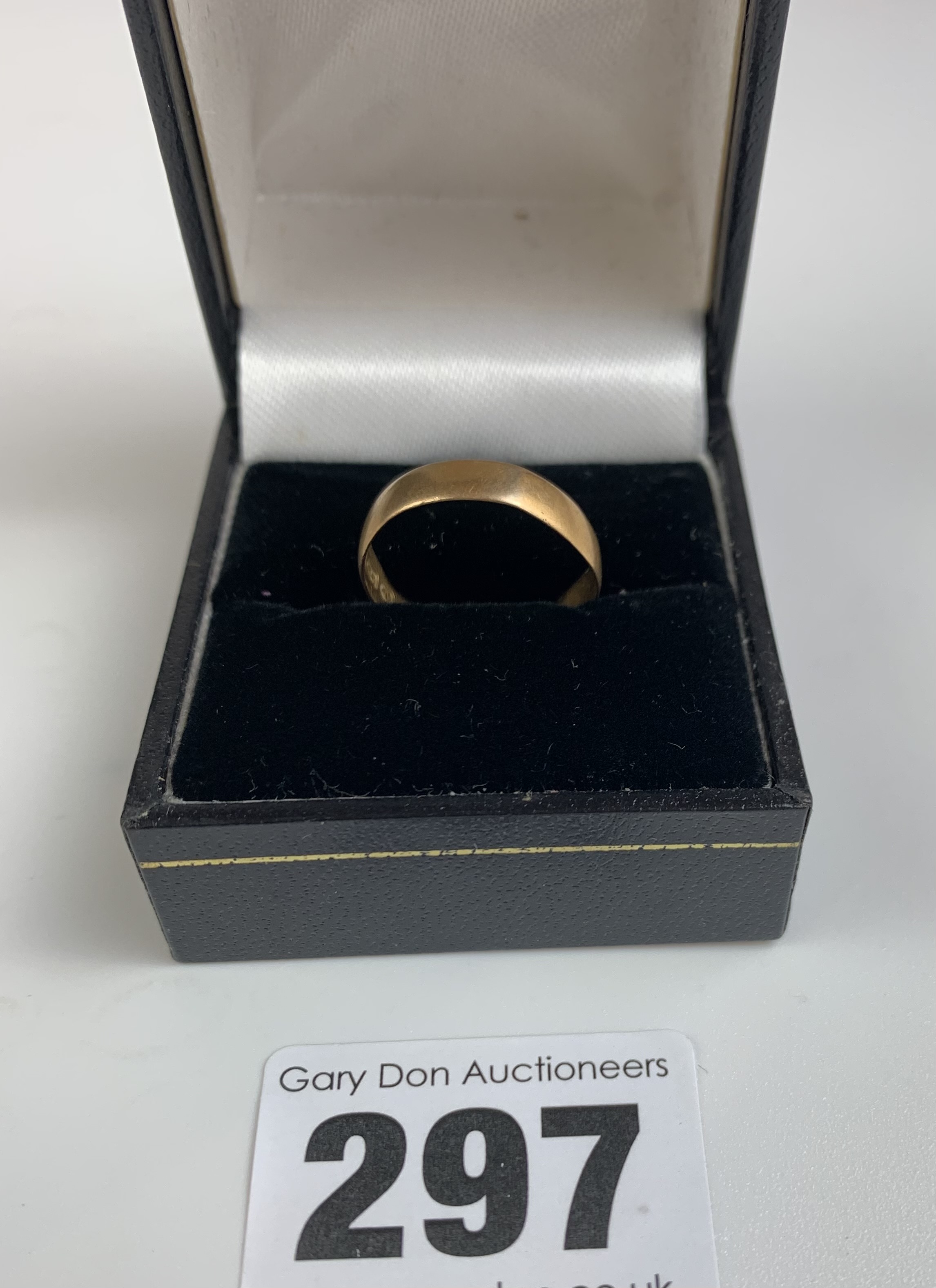 22k gold wedding band, size L, w: 1.6 gms - Image 2 of 5