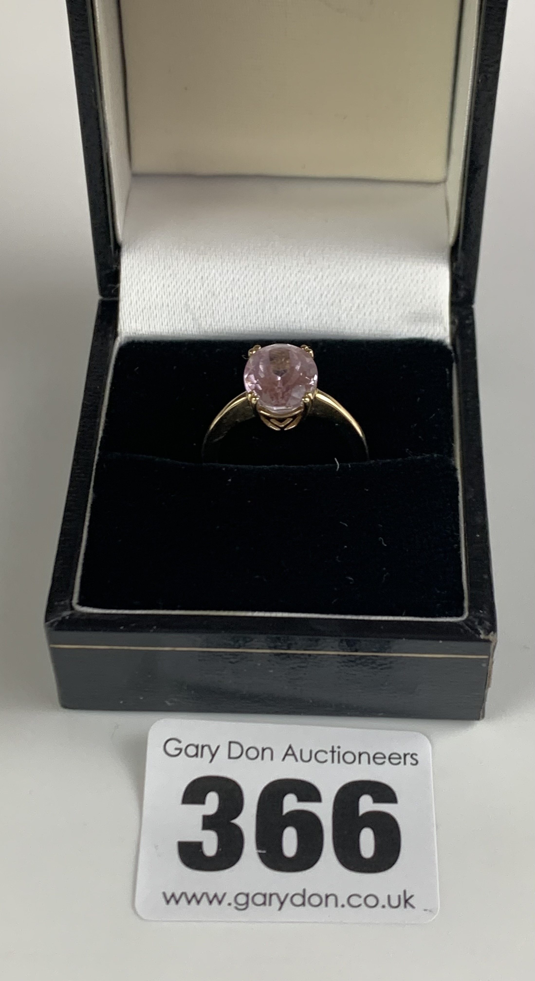 10k gold ring with pale pink stone, size J, w: 2.2 gms - Image 2 of 6